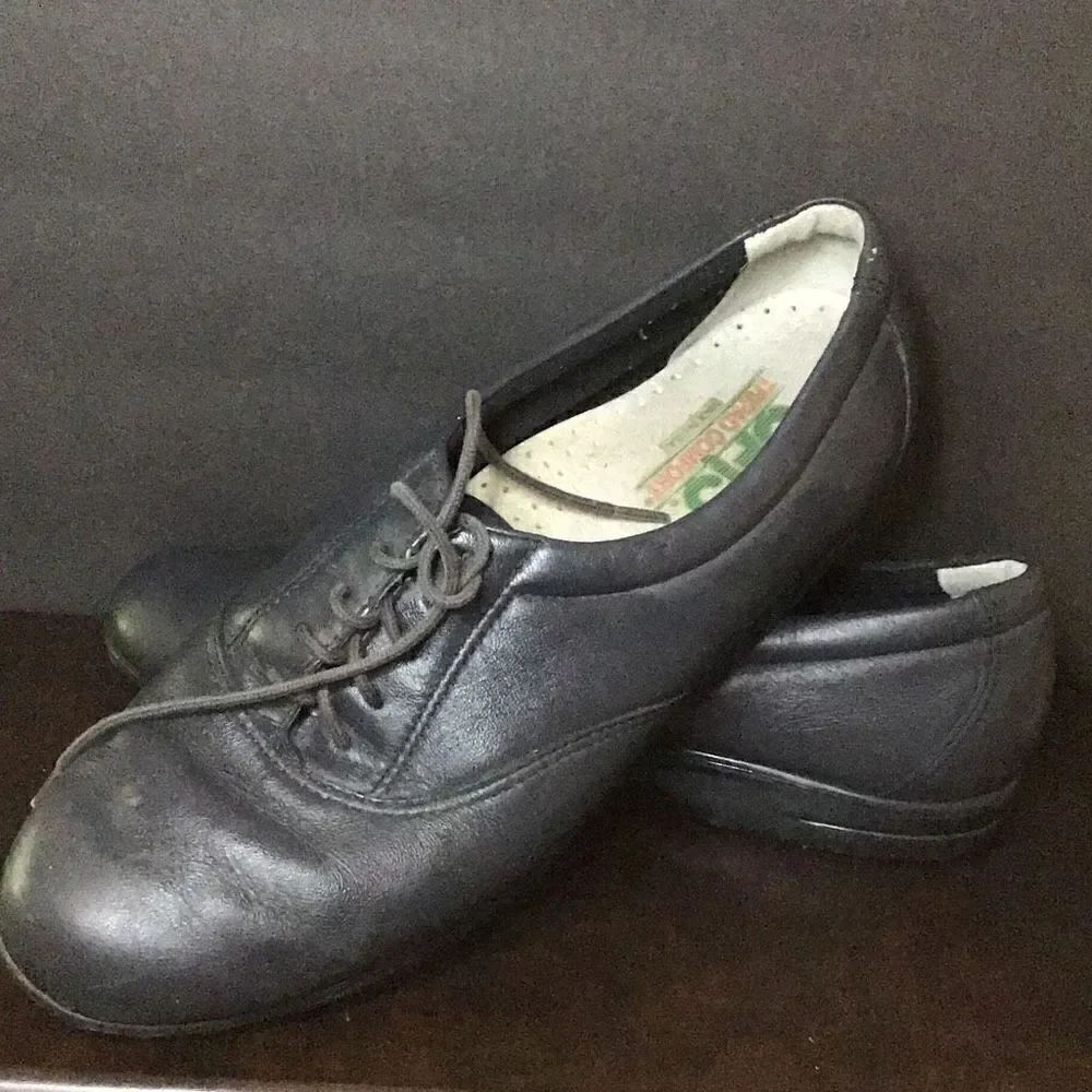 Shoes by SAS Tri pad soft step size 8 Tiny scratch shown